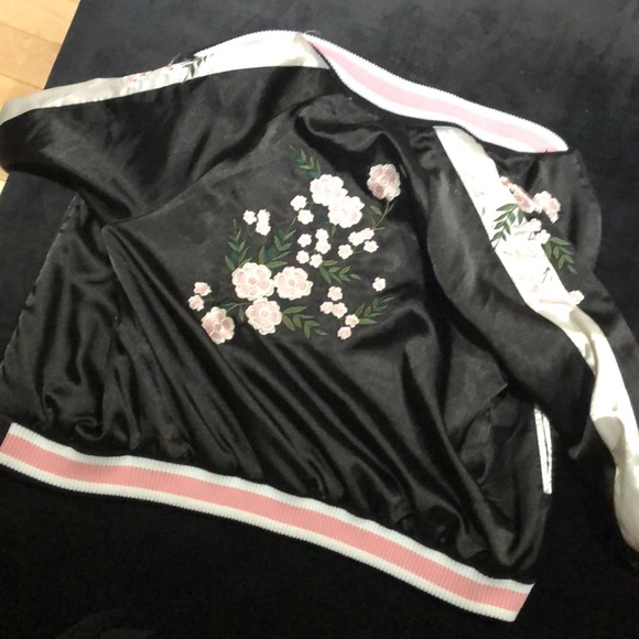 Vintage silk like black floral bomber jacket - Picture 3 of 3